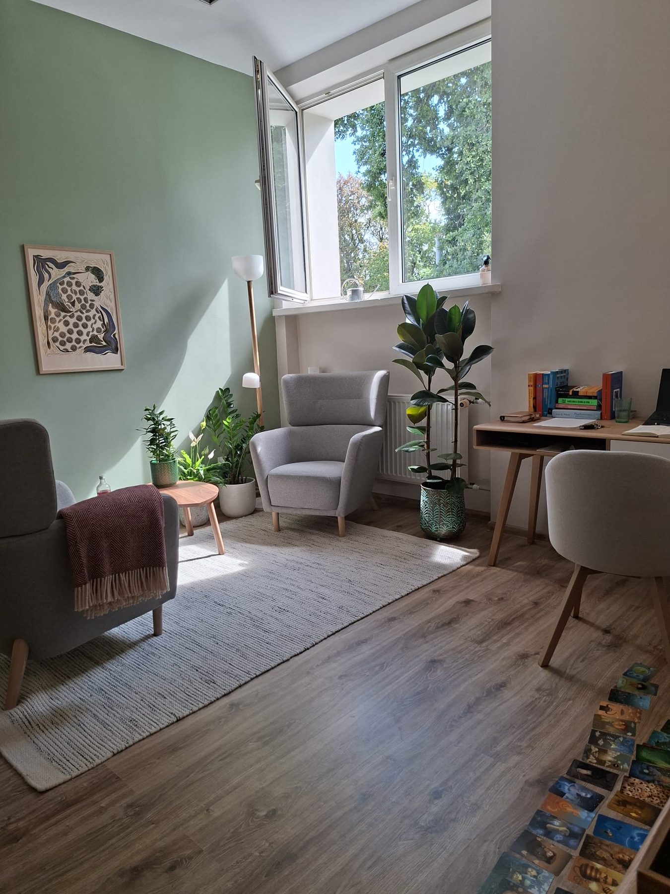 Gabinet – fotele, zielona ściana i okno