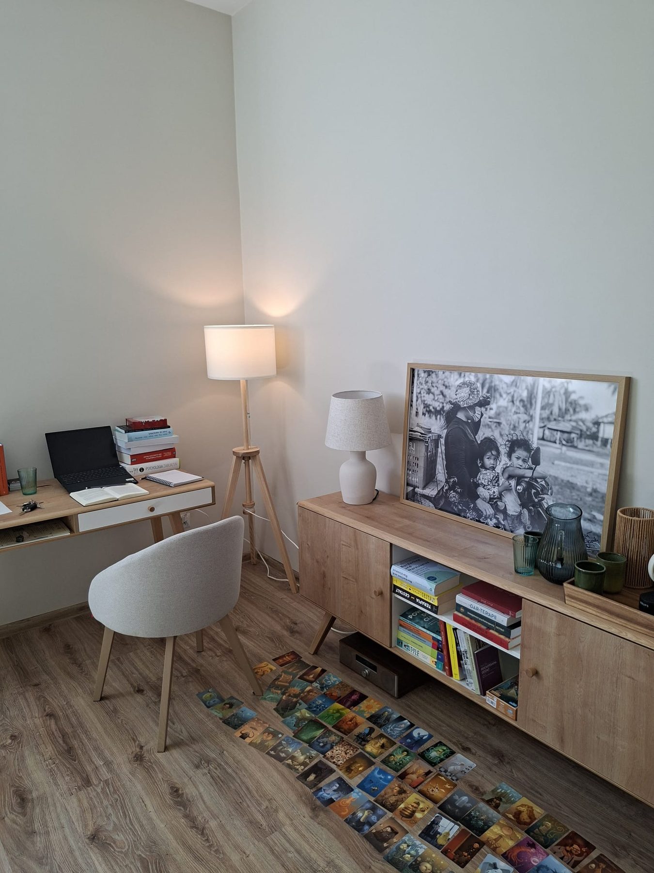 Biurko, lampa i półka z książkami